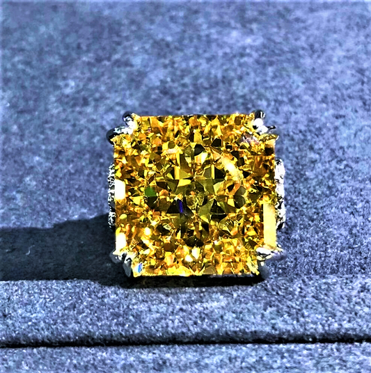 Fascione con Zaffiro Giallo Intenso in Moissanite Taglio Radiant da 20 Carati
