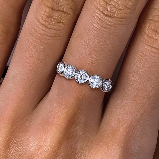 Fede con 5 Castoni Tondi e Moissaniti per ct 1,50