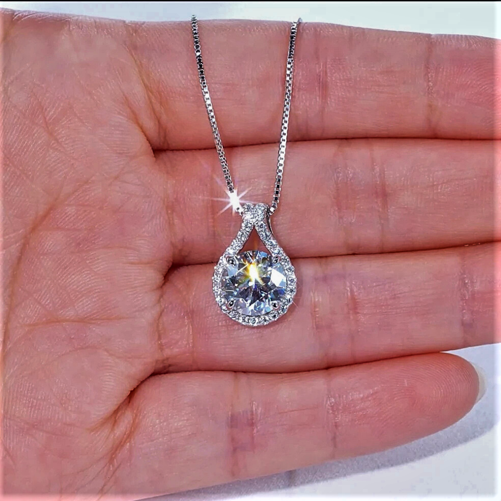 Collana "Goccia di Luce" – Radiosa da Ogni Angolazione