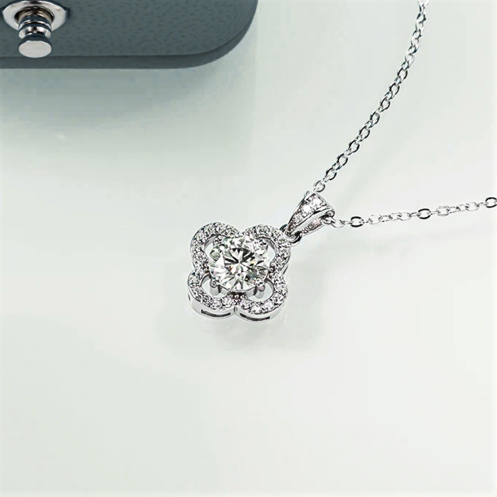 Collana con Ciondolo a Quadrifoglio in Moissaniti