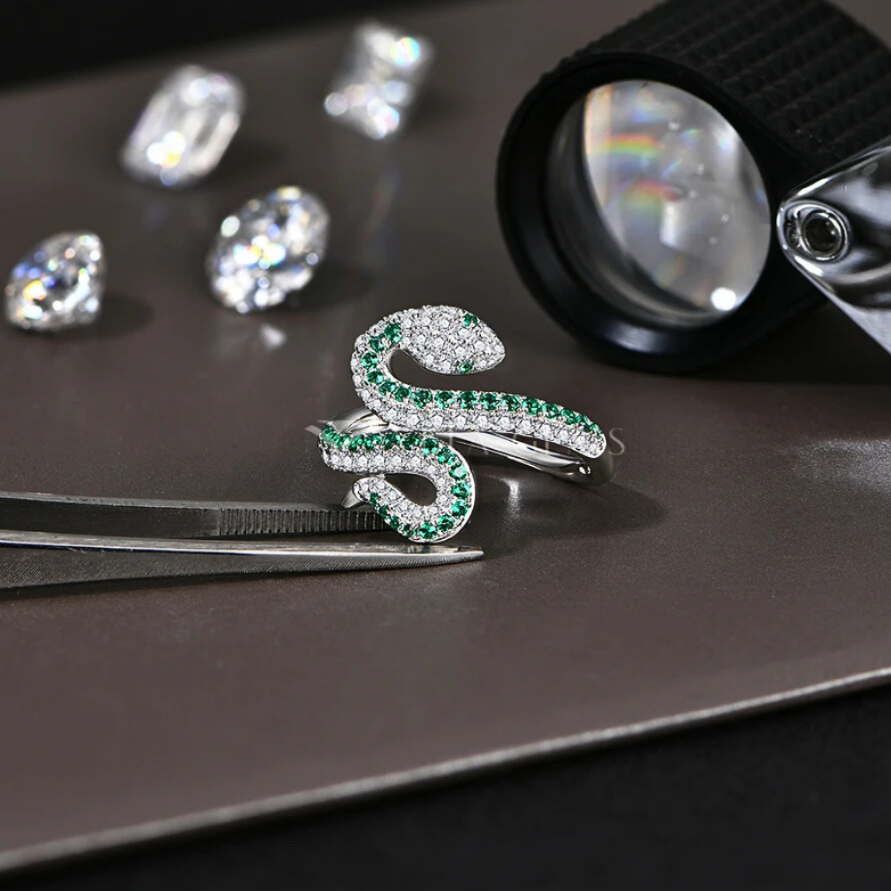 Anello a Serpente in Moissaniti Verde Smeraldo e D Color