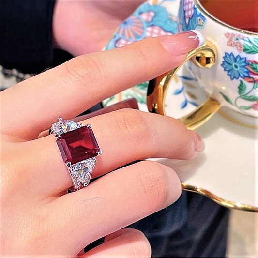 Fascia con Rubino Lab Grown Taglio Smeraldo, Diamanti Taglio Trillion e Brillanti Coltivati