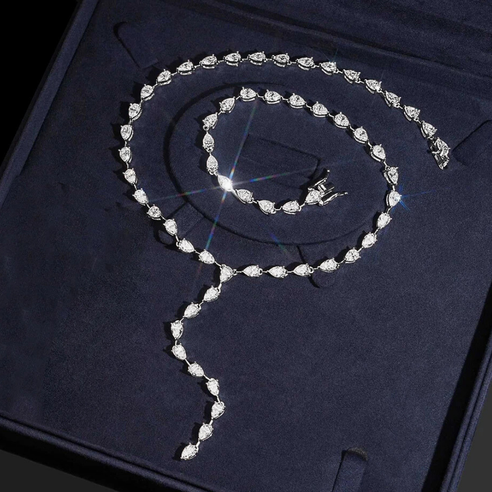 Collana Pendente con Moissaniti Taglio Goccia per ct 29,50