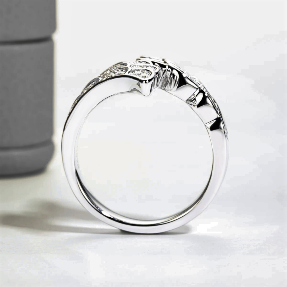 Anello Contrariè a due Ali con Moissaniti D Color