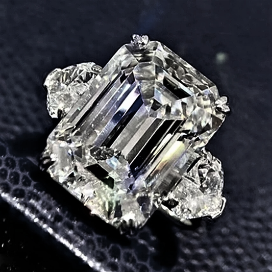 Trilogy con Moissanite Taglio Smeraldo e Cuori Laterali: 13,20 Carati di Emozione Artigianale