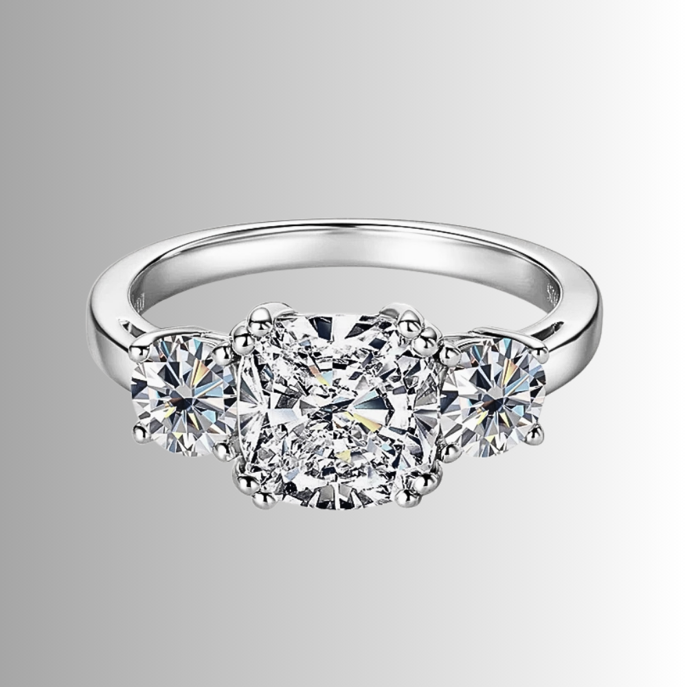 Trilogy con Moissanite Taglio Cuscino e due Taglio Brillante per ct 3,50