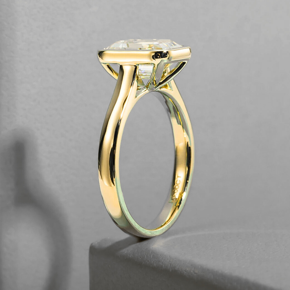 Solitario a Castone con Moissanite Taglio Smeraldo da ct. 3,00