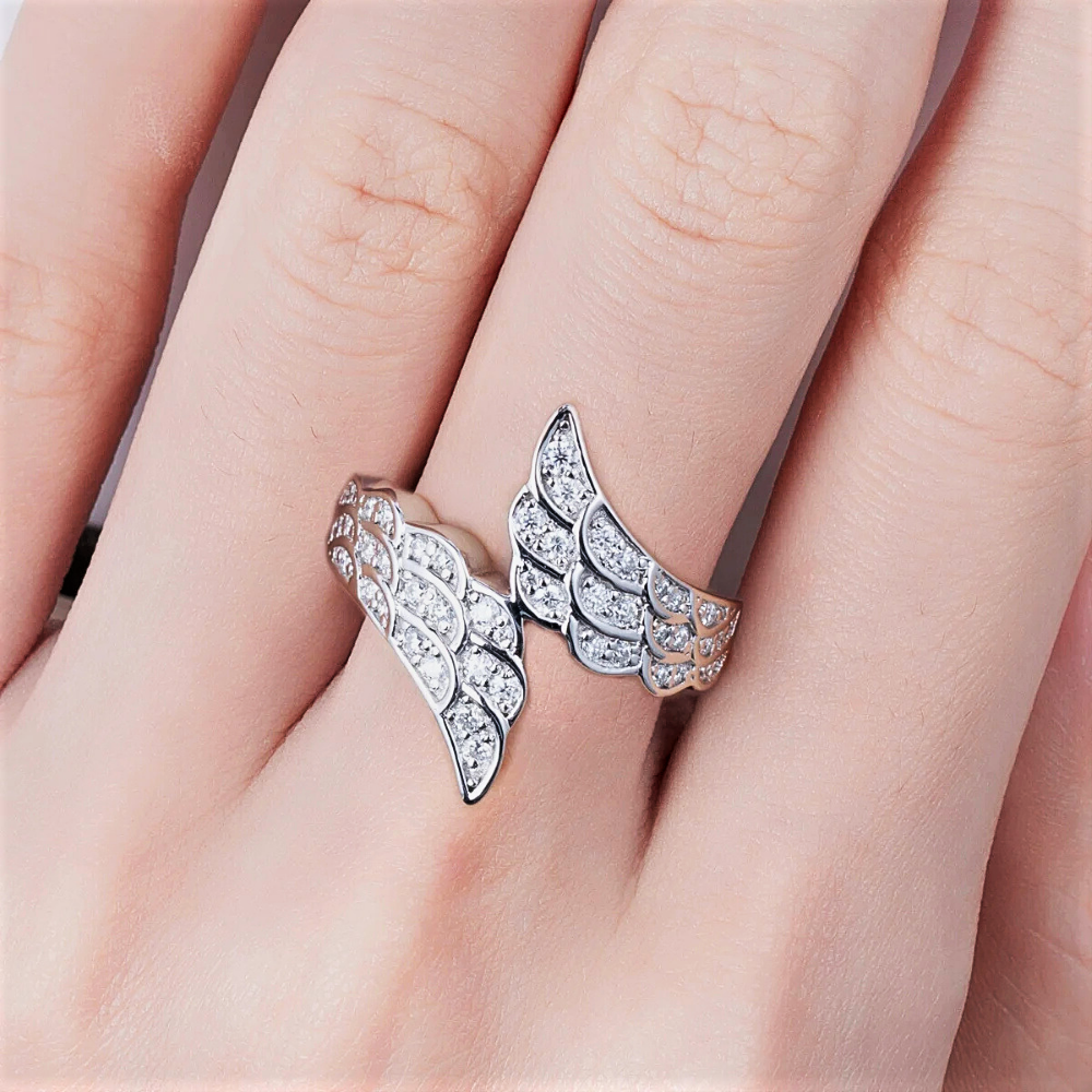 Anello Contrariè a due Ali con Moissaniti D Color