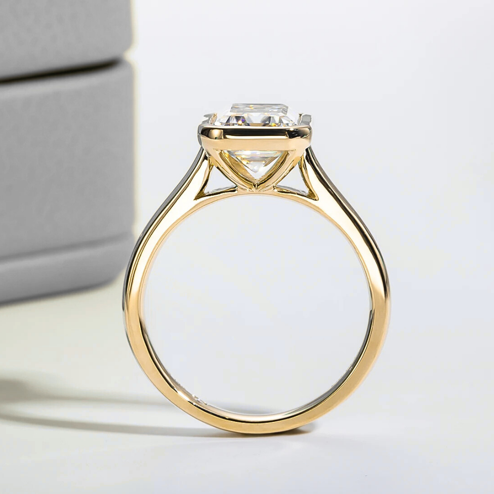Solitario a Castone con Moissanite Taglio Smeraldo da ct. 3,00