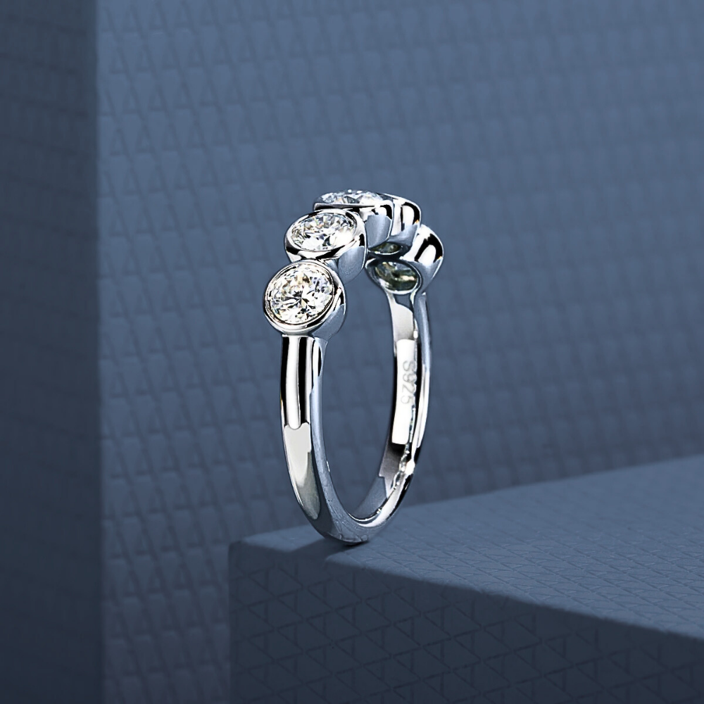 Fede con 5 Castoni Tondi e Moissaniti per ct 1,50