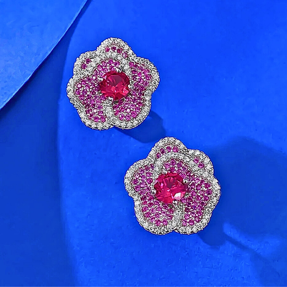 Orecchini Floreali con Rubino Lab Grown e Petali Multistrato di Zaffiri Rosa