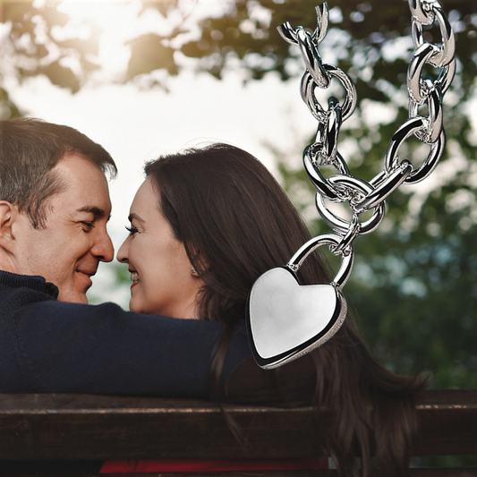 Collar “Safe Love”: la elegancia de un candado de amor