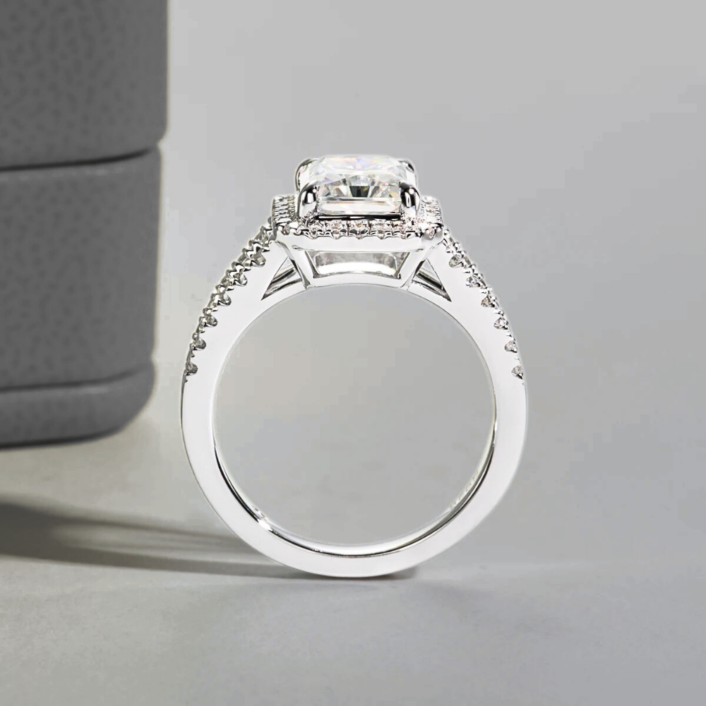 Anello con Moissanite Taglio Radiant per tot ct 3,57