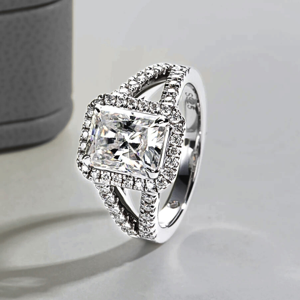 Anello con Moissanite Taglio Radiant per tot ct 3,57