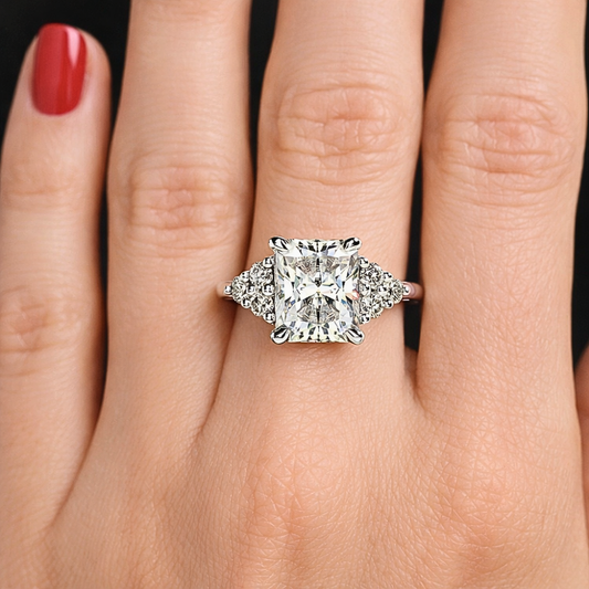 Trilogy con Moissanite Taglio Radiant e Taglio Brillante