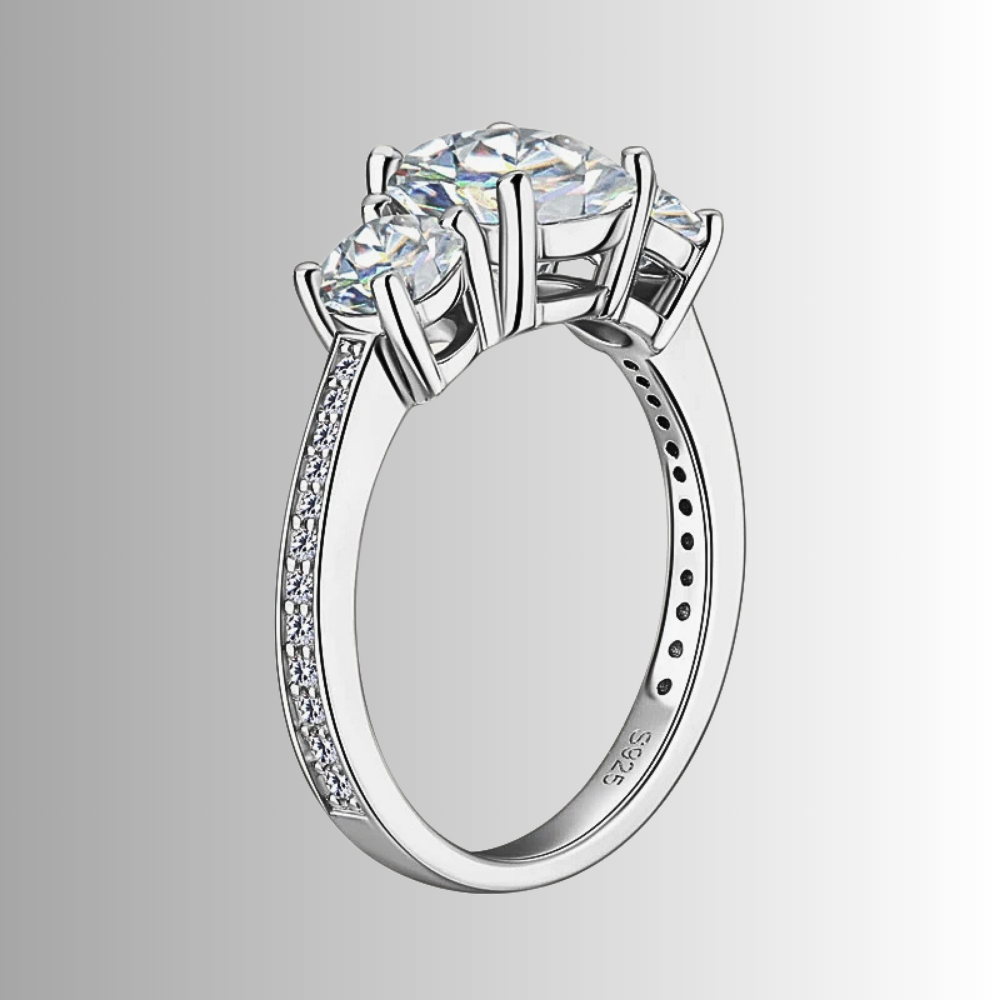 Trilogy con Moissanite Taglio Cuscino e due Taglio Brillante per ct 3,50