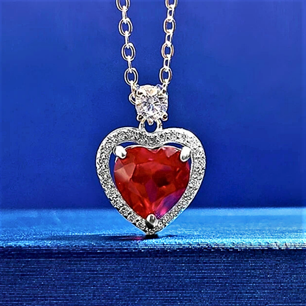 Collana con Rubino Taglio Cuore e Brillanti Coltivati