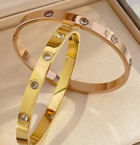 Pulsera "Amor Eterno": inspirada en el icónico Love de Cartier