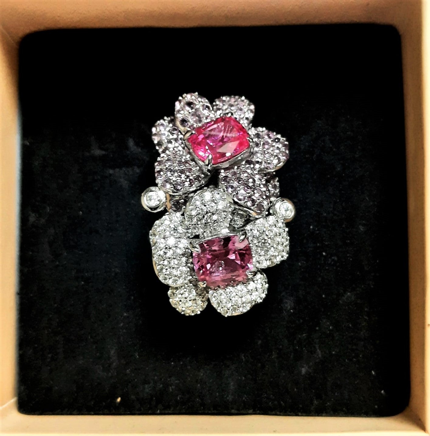 Anello con Zaffiri Rosa Coltivati e Brillanti Sintetici ad Alto Contenuto di Carbonio