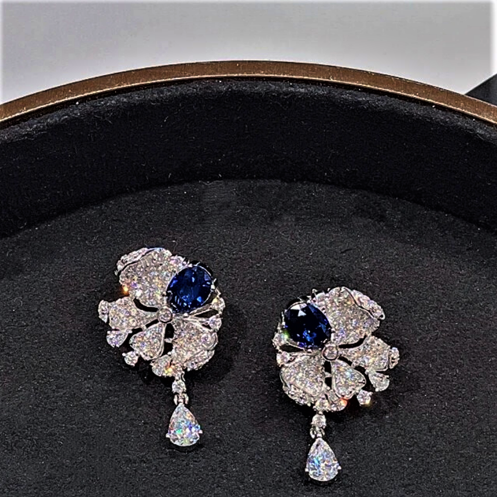 Orecchini con Zaffiri Blu Ovali Coltivati e Diamanti Lab Grown