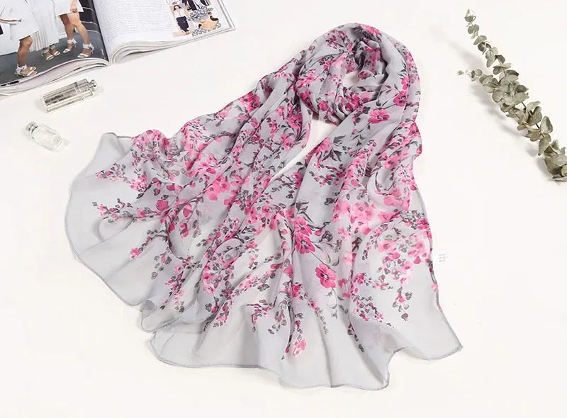Foulard in Chiffon di Seta a Motivo Floreale