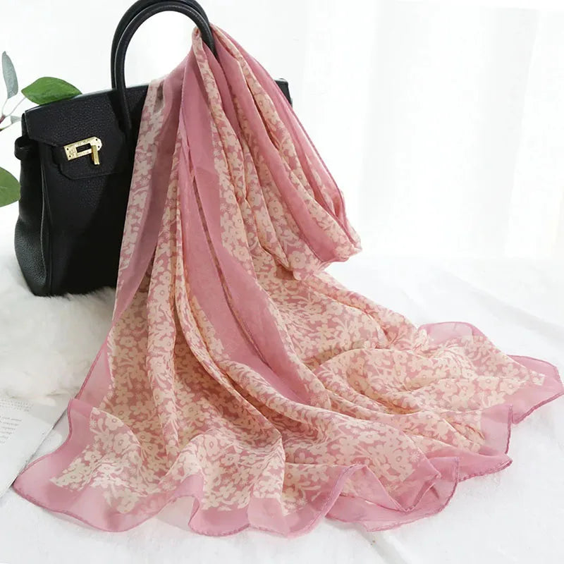 Foulard in Chiffon di Seta a Motivo Floreale