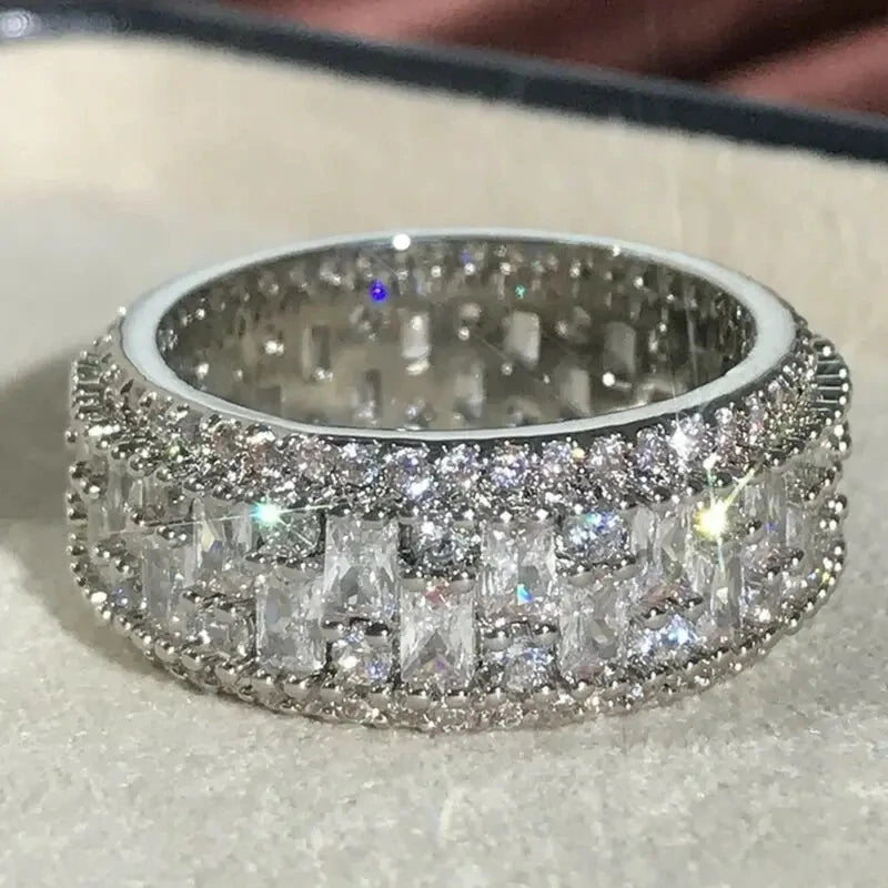 Huitan New Fashion Finger Jewelry Ring Female Gorgeous Engagement Party Accessories with Brilliant Cubic Zirconia Wedding Band