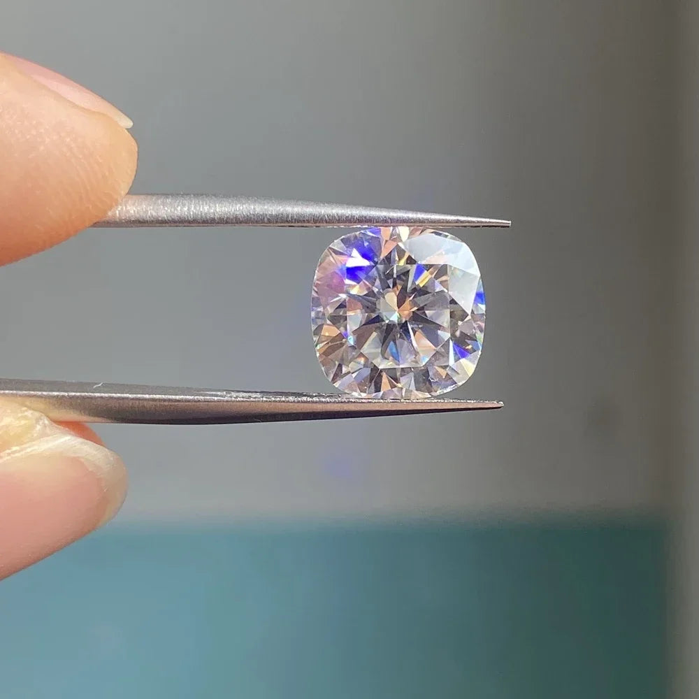 D Color Super White Moissanite Diamond Round / Oval / Pear / Radiant / Emerald / Heart / Princess / Cushion / Asscher / Triangle
