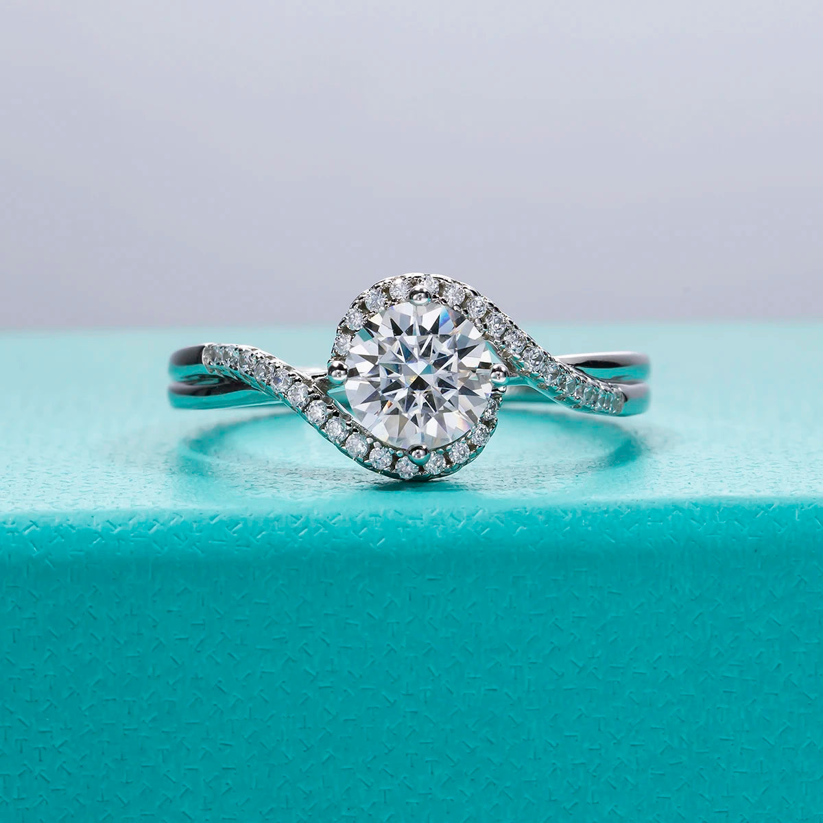 AnuJewel 1ct D Color Moissanite 18K Gold Plated  Halo Angel Eye Engagement Wedding  Rings Wholesale