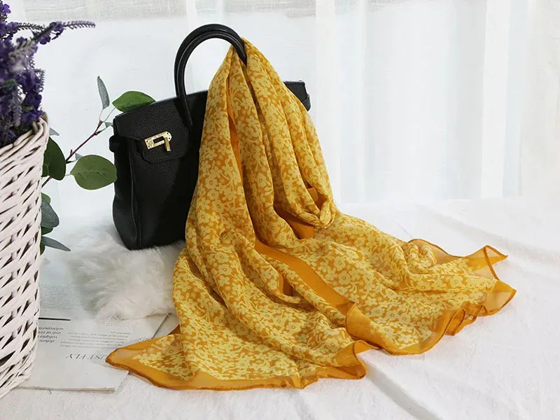 Foulard in Chiffon di Seta a Motivo Floreale