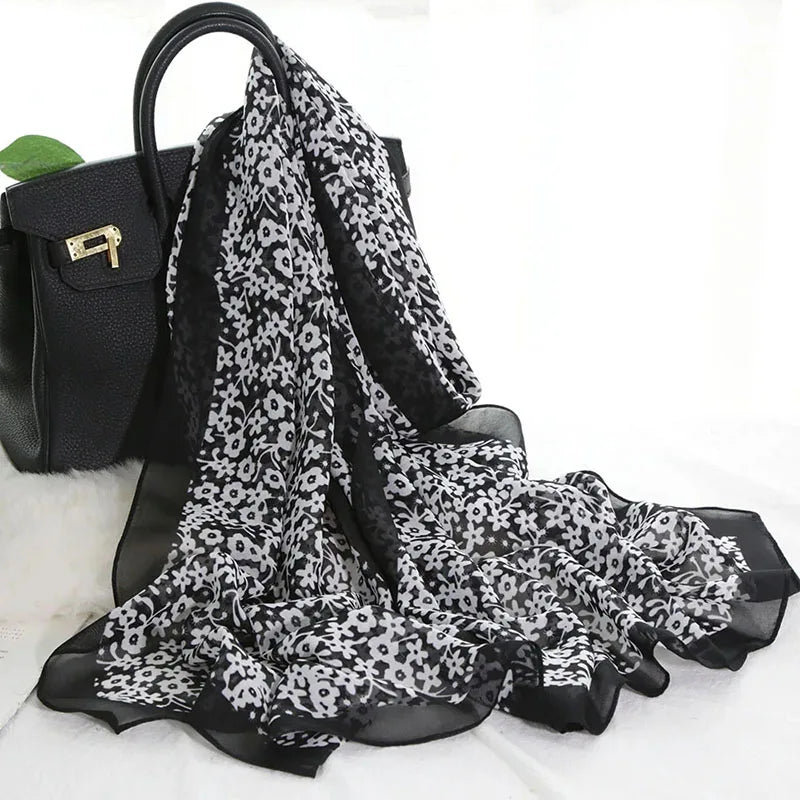 Foulard in Chiffon di Seta a Motivo Floreale
