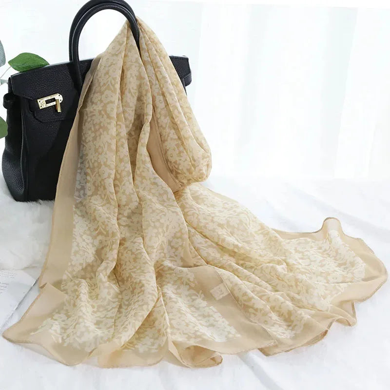Foulard in Chiffon di Seta a Motivo Floreale
