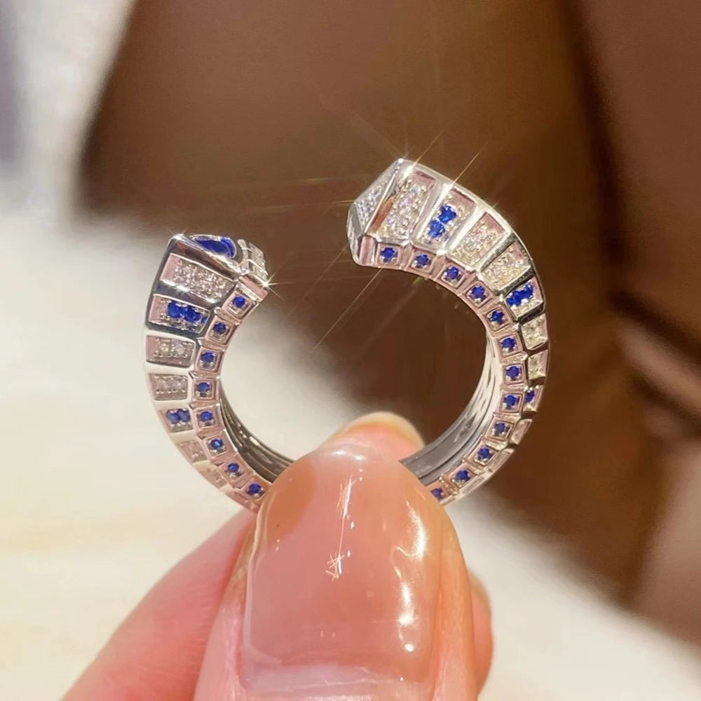 Anello con Zaffiri Coltivati e Brillanti Sintetici ad Alto Contenuto di Carbonio
