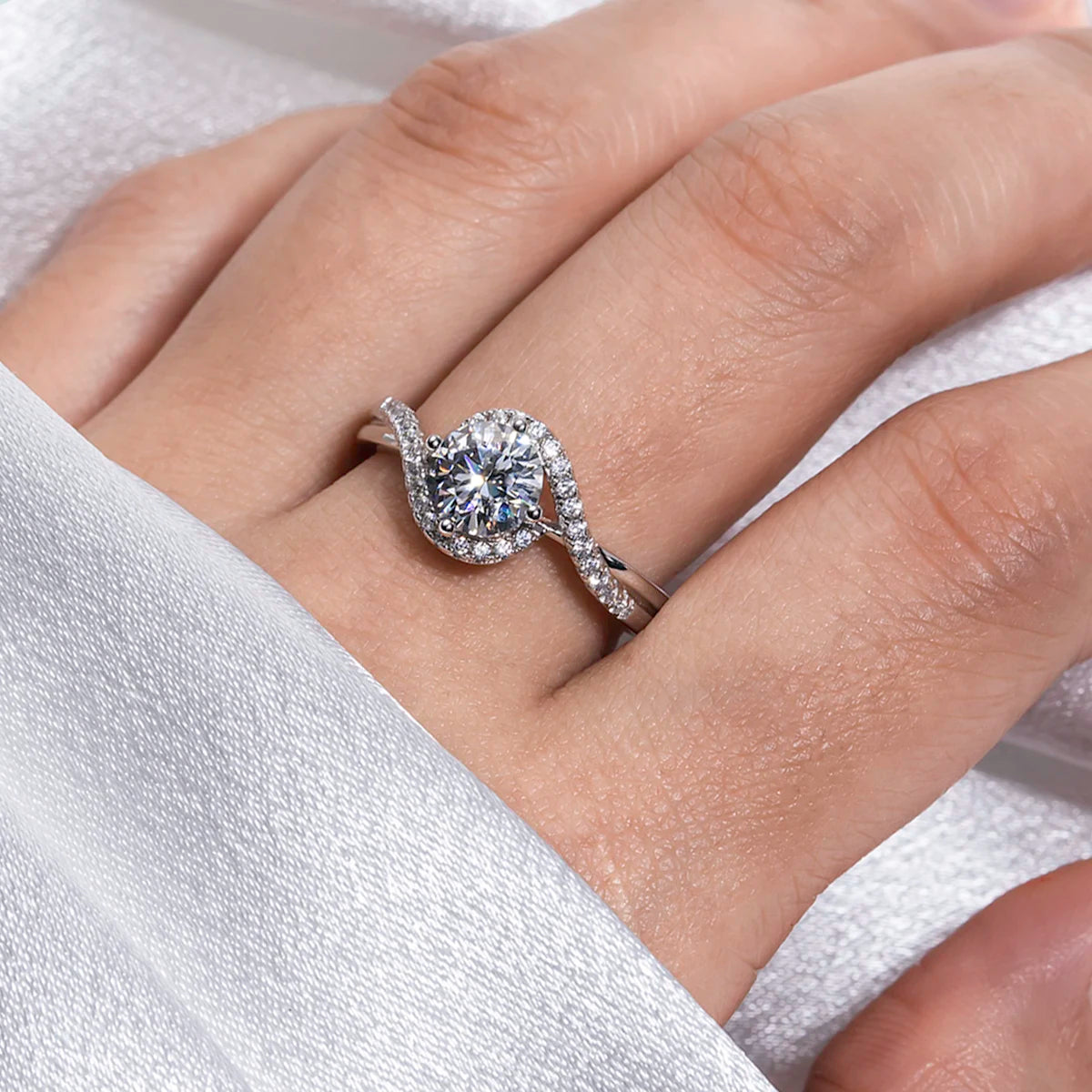 AnuJewel 1ct D Color Moissanite 18K Gold Plated  Halo Angel Eye Engagement Wedding  Rings Wholesale