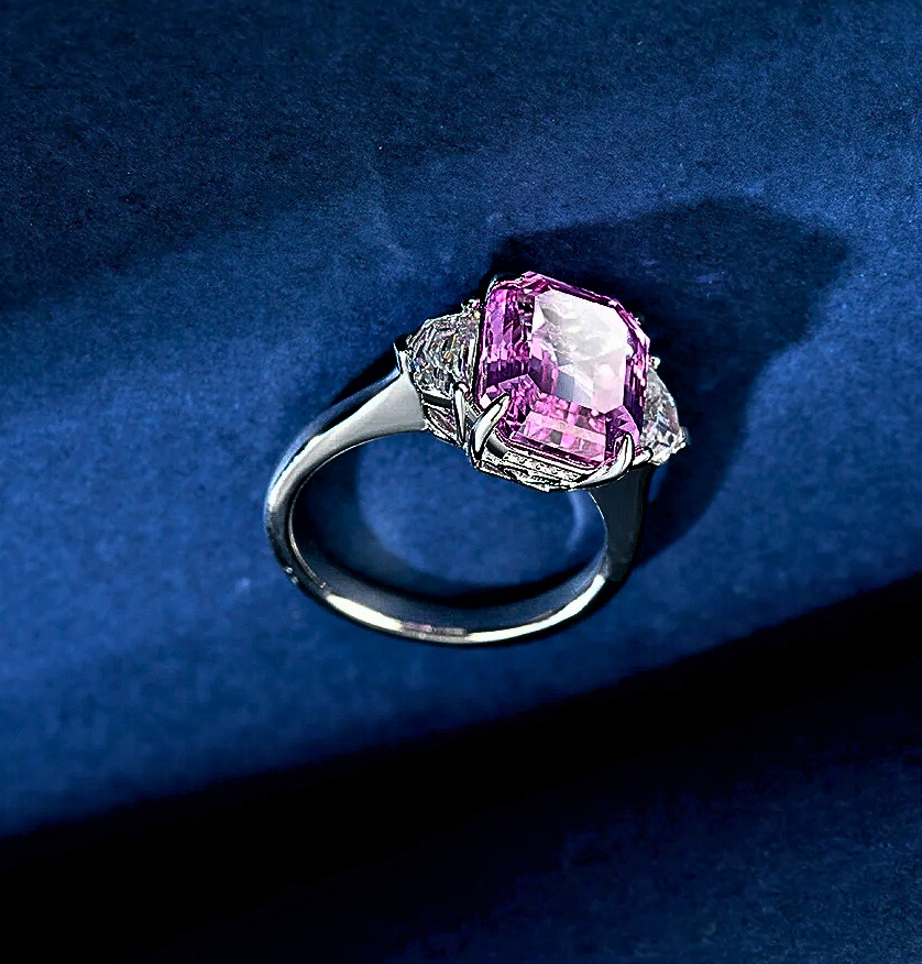 Trilogy con Zaffiro Rosa Taglio Smeraldo e Diamanti Taglio Trapezio Esagonale Lab Grown